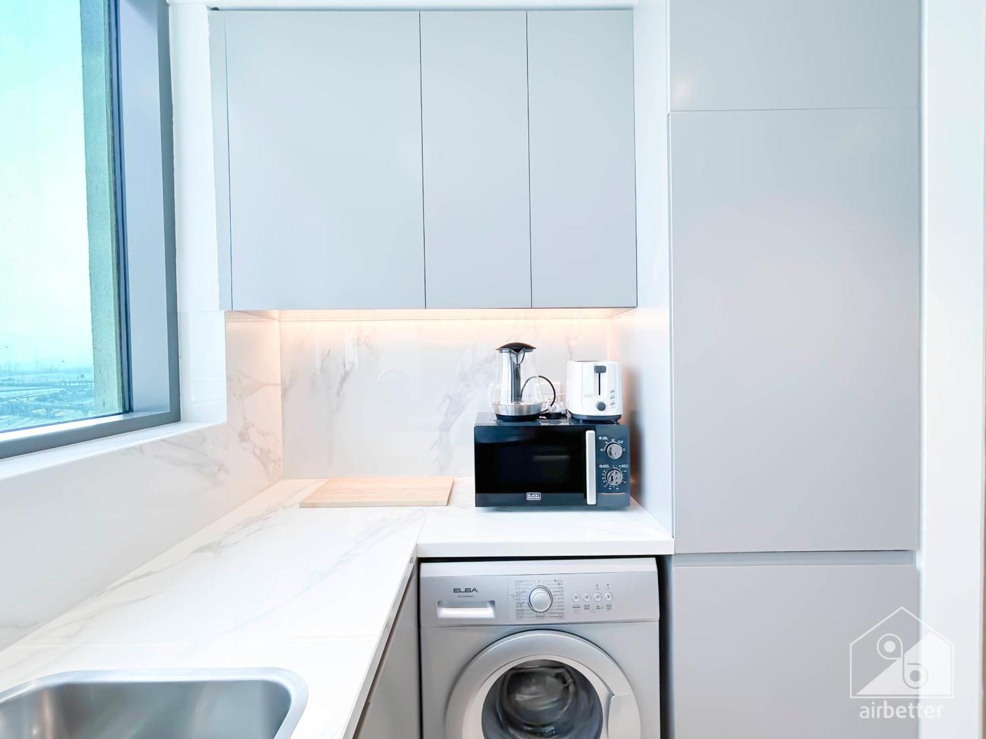 Cozy 1br With Balcony & Views In Azizi Fawad Appartement